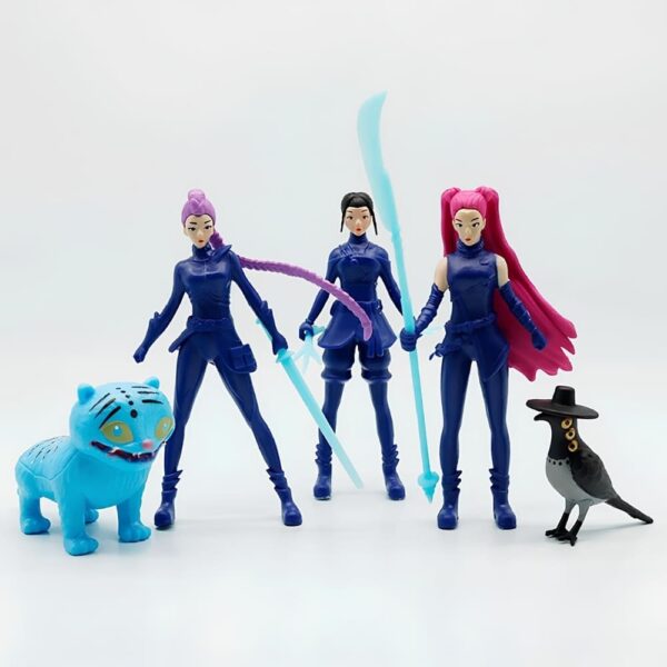 Set di 5 figurine K-pop Demon Hunters comprendente la tigre Derpy, Zoey, Mira, Rumi e la gazza su sfondo chiaro.