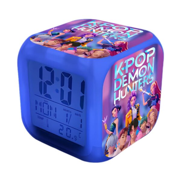 Sveglia luminosa per bambina K-pop Demon Hunters di colore blu con un display digitale. Due facce hanno un motivo Demon Hunters con i personaggi del film. Su sfondo bianco.