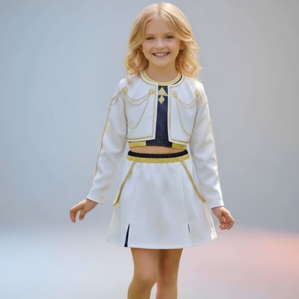 Déguisement fille costume Zoey K-po Demon Hunters porté par une fille blonde sur un fond gris clair. La tenue comporte une jupe blanche aux détails dorés, un top scintillant noir et une veste blanche.