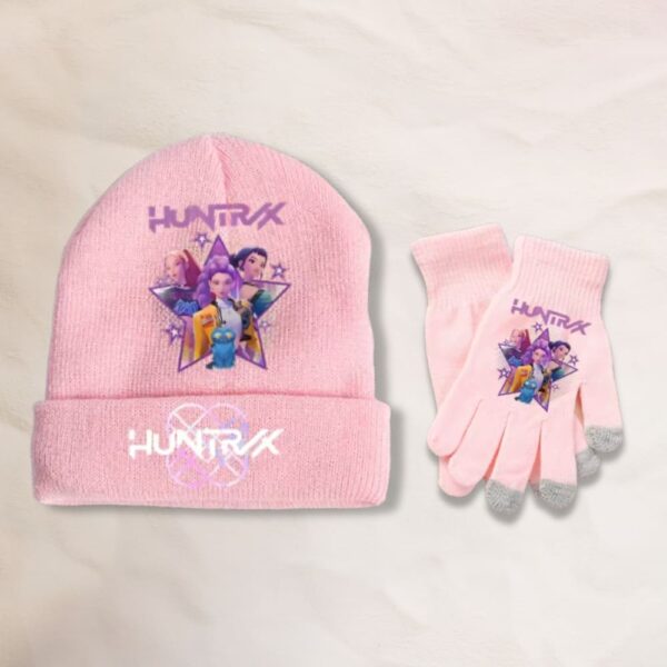 IMG_10_2025_Gants_fille_bonnet_roses_K_pop_Demon_Hunters5.jpg Gants fille et bonnet roses K-pop Demon Hunters avec un motif des 3 héroïnes sur chaque élément. Des tulipes jaunes et blanches sur la gauche et des lunettes de soleil au-dessus du bonnet.