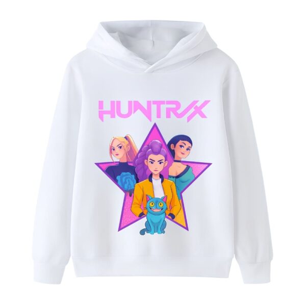 IMG_10_2025_Sweat_fille_K_pop_Demon_Hunters_blanc_a_capuche_avec_motif_Huntrix_et_personnages_1.jpg Sweat fille K-pop Demon Hunters blanc à capuche avec motif Huntrix et personnages sur une étoile rose. Sur fond blanc.