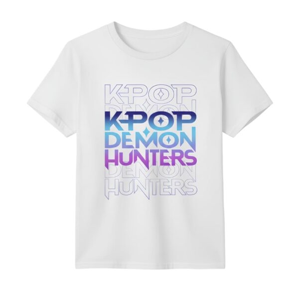 IMG_10_2025_T_shirt_fille_K_pop_Demon_Hunters_blanc_motif_en_majuscules_colorees_1.jpg T-shirt fille K-pop Demon Hunters blanc motif en majuscules colorées bleus et violets. Sur fond blanc.