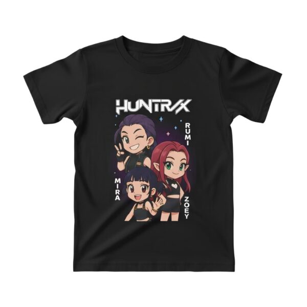 IMG_10_2025_T_shirt_fille_K_pop_Demon_Hunters_noir_motif_cartoon_1.jpg T-shirt fille K-pop Demon Hunters noir motif cartoon avec les 3 personnages filles et le nom Huntrix au-dessus. Sur fond blanc.