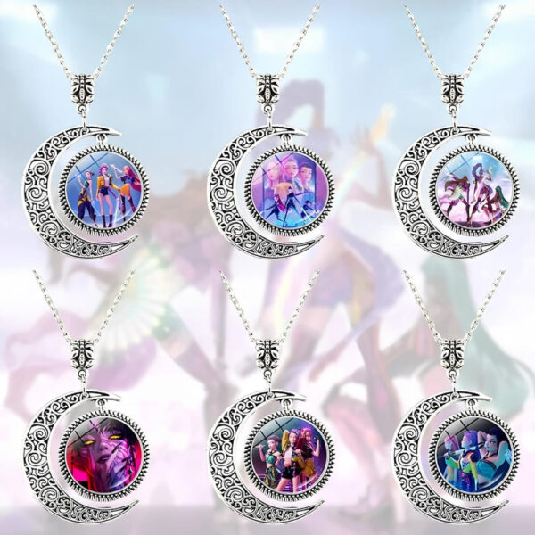 IMG_10_2025_lot_de_6_colliers_K_pop_Demon_Hunters_pendentif_lune_1.jpg Lot de 6 colliers K-pop Demon Hunters pendentif lune avec au centre un médaillon rond illustré d'une image de l'univers du film et une chaine en métal. Le fond est pastel.