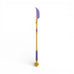 Le Jouet Kpop Demon Hunters hallebarde de Mira, grande arme violette et dorée aux motifs gravés, évoque puissance douce et esprit protecteur légendaire sur fond blanc.