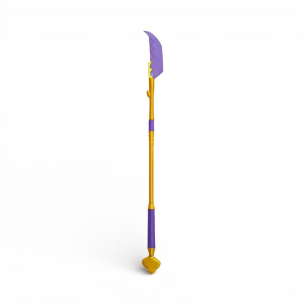 IMG_29_01_jouet_kpop_demon_hunters_hallebarde_mira.jpg Le Jouet Kpop Demon Hunters hallebarde de Mira, grande arme violette et dorée aux motifs gravés, évoque puissance douce et esprit protecteur légendaire sur fond blanc.