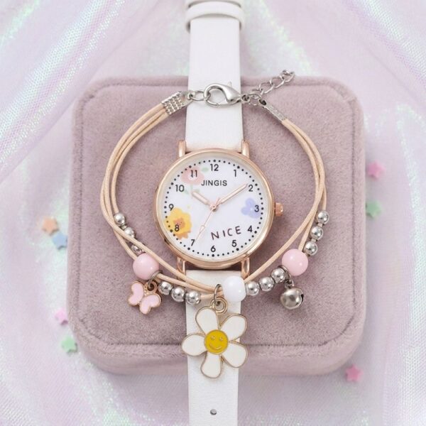 Un orologio bianca e un braccialetto abbinato in un portagioie