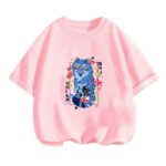 Un T-shirt fille Derpy style japonais K-pop Demon Hunters rose, avec un dessin de petit tigre bleu entouré de fleurs et d’étoiles, sur fond blanc.