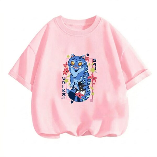 Un T-shirt fille Derpy style japonais K-pop Demon Hunters rose, avec un dessin de petit tigre bleu entouré de fleurs et d’étoiles, sur fond blanc.