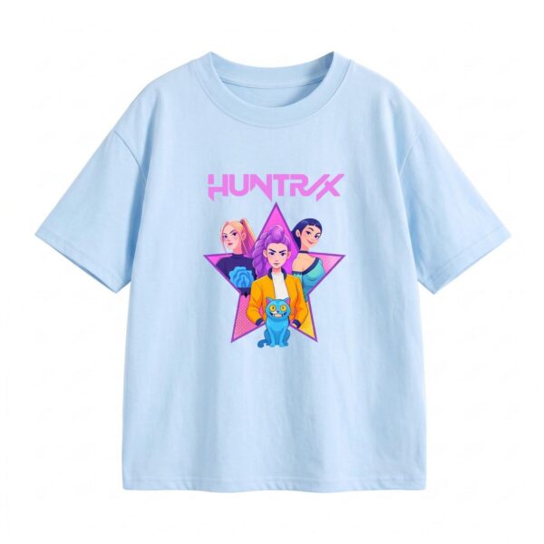 Un T-shirt K-pop Demon Hunters HUNTR/X étoile fille bleu clair avec un grand motif de groupe coloré et un chat bleu, sur fond blanc.