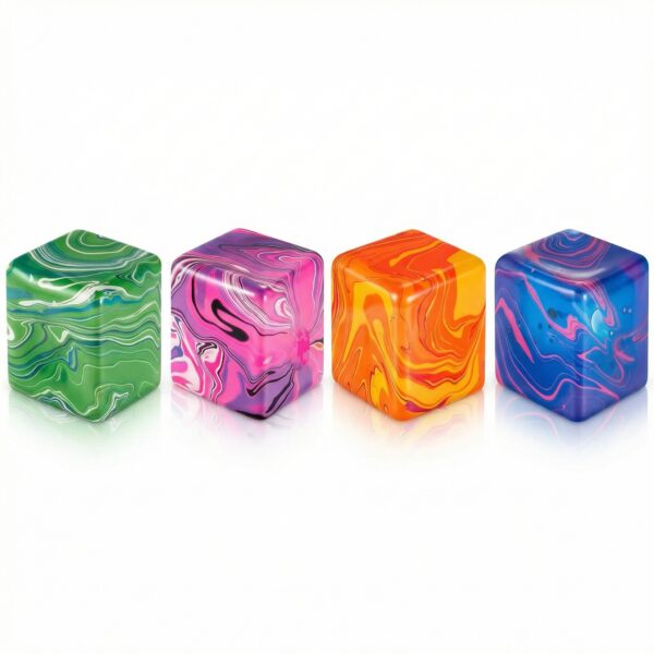 IMG_cube_anti_stress_squishy_marbre_petit_fille01.jpeg Quatre cubes anti-stress squishy aux motifs marbrés violet, orange, vert et bleu sur fond blanc, texture gel translucide effet tourbillon.