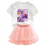 Un ensemble T-shirt fille Demon Hunters et jupe tulle avec un t-shirt blanc imprimé et une jupe rose en tulle, sur fond blanc.