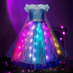 Déguisement illuminée Elsa Reine des Neiges éclairant de toutes les couleurs sur un fond violet foncé