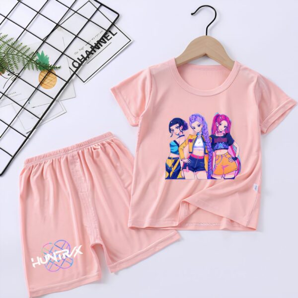 IMG_05_2026_Ensemble_short_t_shirt_K_pop_Demon_Hunters_fille_rose1.jpg Un Ensemble short et t-shirt K-pop Demon Hunters Fille beige avec un t-shirt rose et un short assorti, décoré de trois personnages colorés au centre, sur fond gris